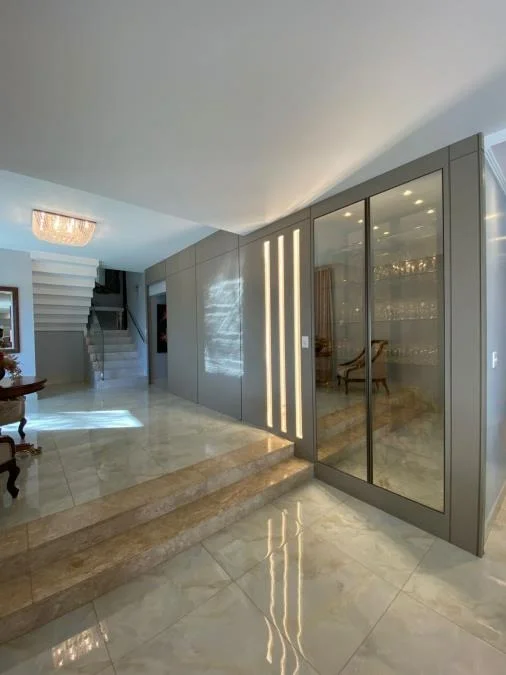 Hall com adega embutida