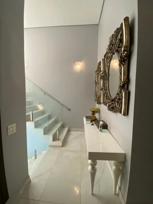 Escadaria com guarda-corpo de vidro