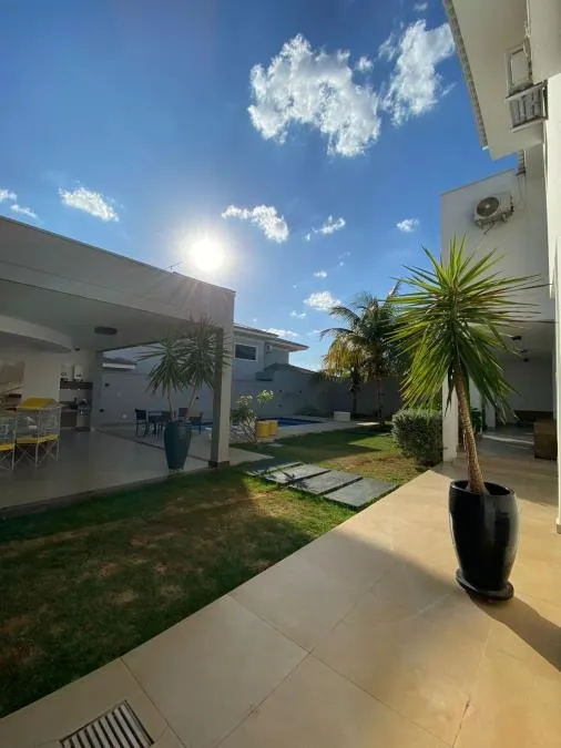 Área externa com piscina e jardim