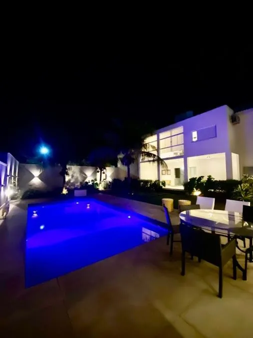 Piscina iluminada à noite